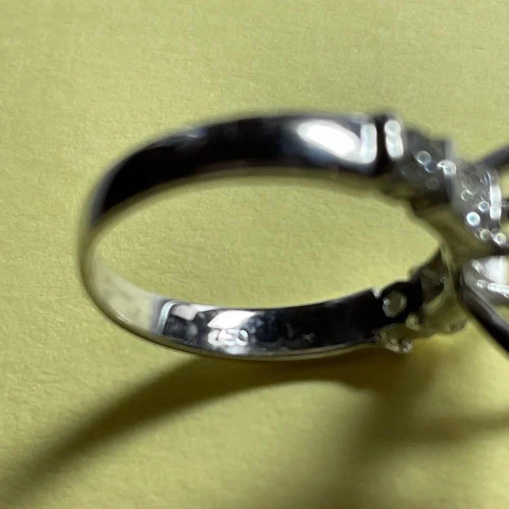 18K white gold aquamarine ring with side diamonds. - Picture 7 of 15